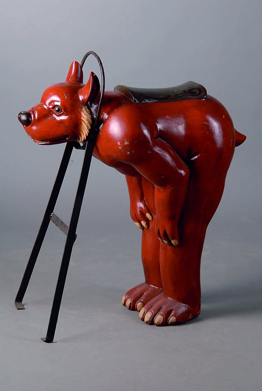 Karusellbär, 2. HÄlfte 20. Jh., Holz, bunt bemalt, mit Eisengriff, H. ca. 87 cm, Gebr.-Sp., schwundrissig