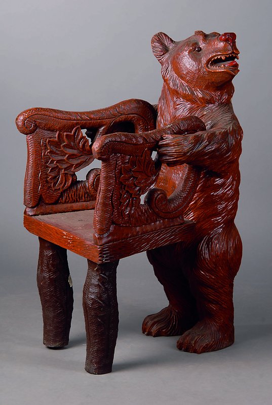 Bärenstuhl, Holz, ca. 30 Jahre alt, schwundrissig, st. Gebr.-Sp., ca. 90x60x55 cm