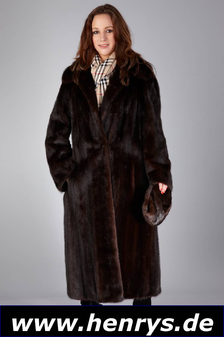 Dunkelbrauner Nerzmantel, Saga-Mink, m. Mütze, Gr. ca. 42, bordeauxfarb. Innenfutter mit Stickerei, eine Öse ausgerissen, Rückenl. ca. 118 cm