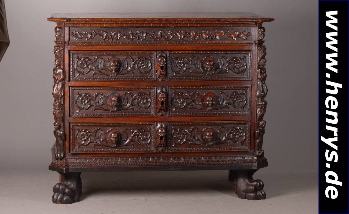 Kommode, um 1680-1720, Ergänzungen im 18. u. 19. Jh., Nußbaum/WH, reich geschnitzt, Griffein Form v. Köpfen, Füße sek., Leistenteile fehlen, st. ...