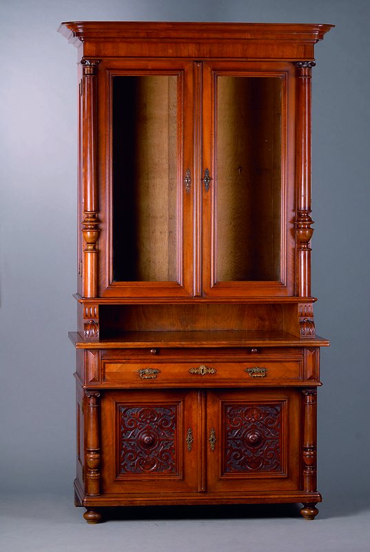 Bücherschrank, deutsch, um 1880/90, Nußbaum/Wurzelnußfurnier, Oberteil 2-türig verglast, Unterteil 2-türig, 2-schübig, 3/4 Säulen reich ...