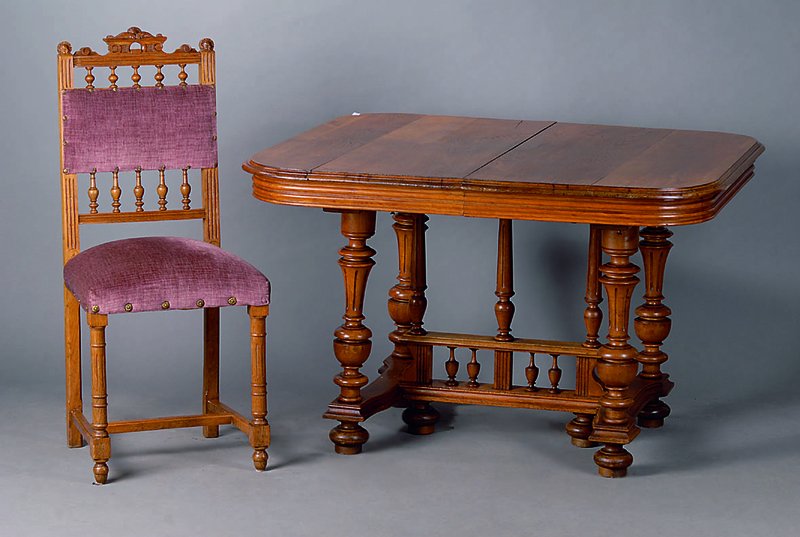 Tisch u. 6 Stühle, Frankreich, um 1880/90, Eiche, reich gedrechselt, Balustradenverz., urspr. Ausziehtisch, Bezug erneuert, Nagelverz., ...