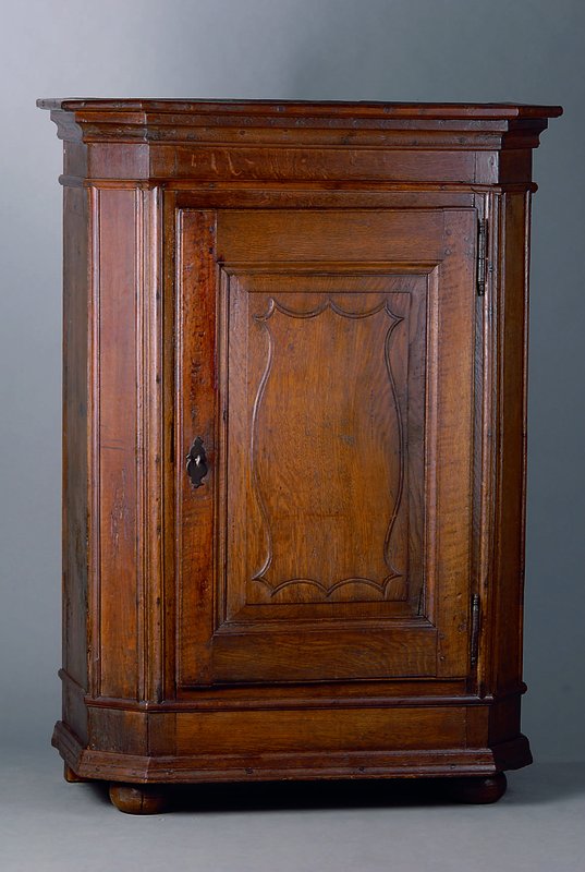 Brotschrank, mitteldeutsch, um 1860, Eiche, 1-türig, abgeflachte Ecken, rustikal, ohne Inneneinrichtung, st. Gebr.-Sp., ca. 152x110x55 cm