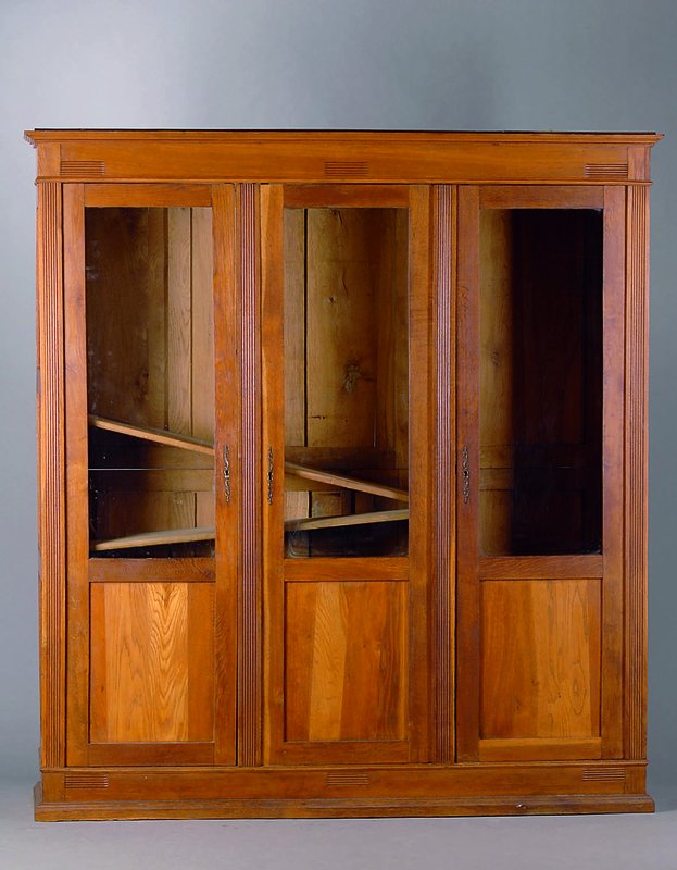 Bücherschrank, deutsch, um 1880/90, Eiche, 3-türig, teilverglast, Lisenen gerieft, Kopf getreppt, Fuß passig, alt belassen, st. Gebr. -Sp., ca. ...