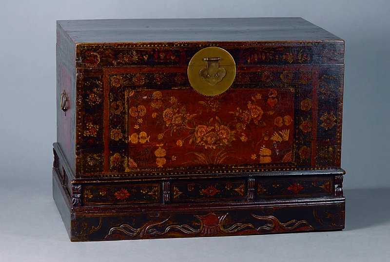 Truhe, China. 20. Jh., schwarz gefasst, reiche florale Verzierung, Messingbeschl., st.Gebr.-Sp., ca. 73x104x64 cm