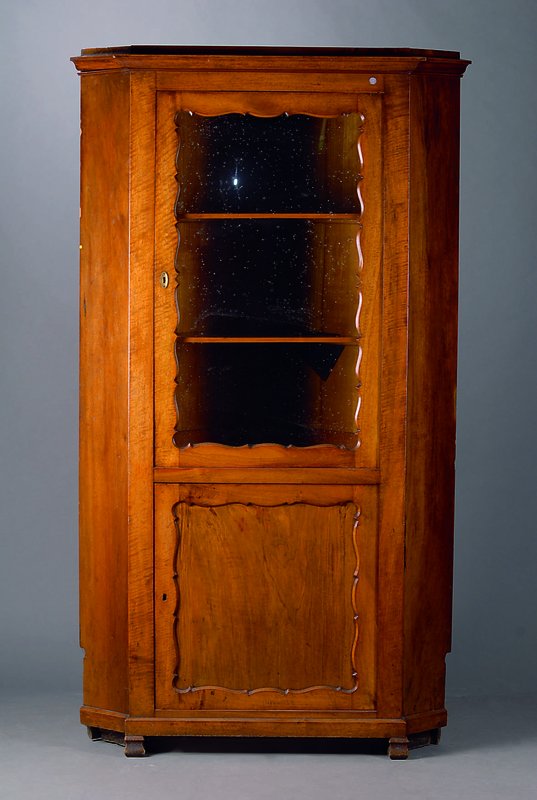 Eckschrank, Pfalz, um 1835/40, Nußbaum, Brezelfüllungen, 2-türig, 2 Einlegebretter, Kopf getreppt, obere Tür verglast, diese ohne Schlüssel, ...