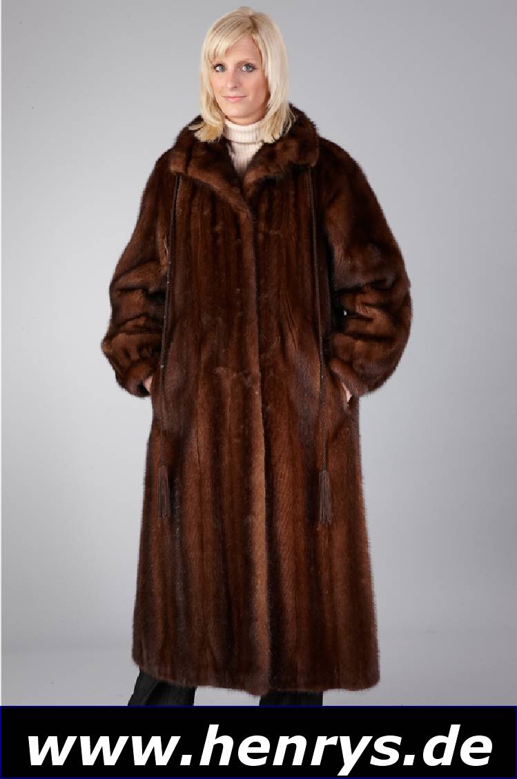 Saga Mink Nerzmantel, Gr. ca. 38 dunkelbraune Felle längsverarbeitet, 2 seitliche Einschubtaschen, Stehkragen, braunesInnenfutter, 1 Naht offen, ...