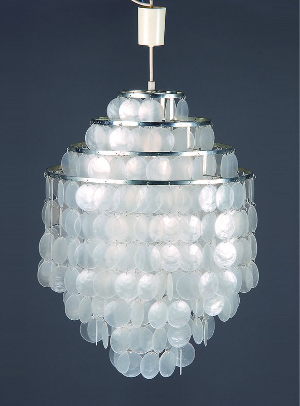 Deckenlampe, "Verpan Fun" von Verner Panton, Entwurf 1964, vierstufige Montur mit reichem Perlmuttbehang, eine Brennstelle (elektr. nicht ...