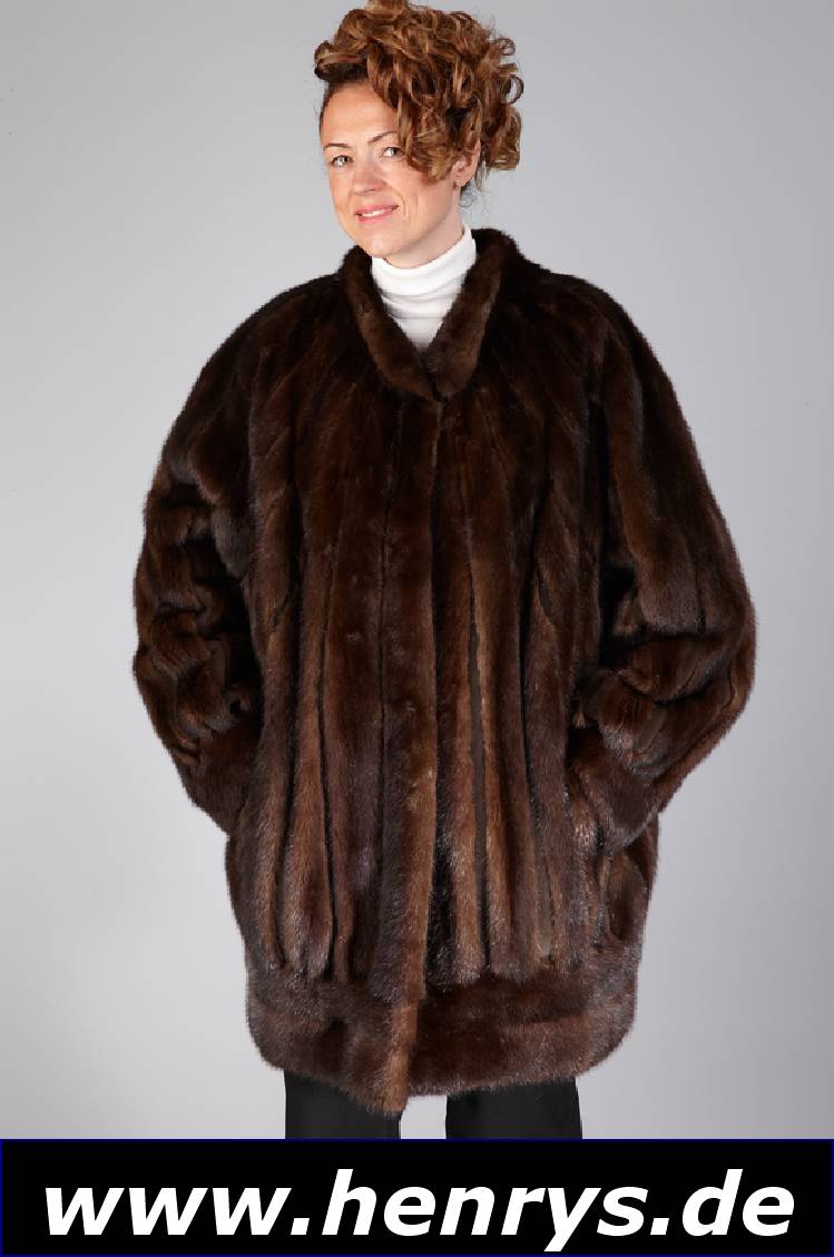 Nerzlongjacke, Größe ca. 52/54, braune Felle längs verarbeitet, mit Ledereinsätzen, Stehkragen, Ärmel mit Manschetten, 2 seitl. ...