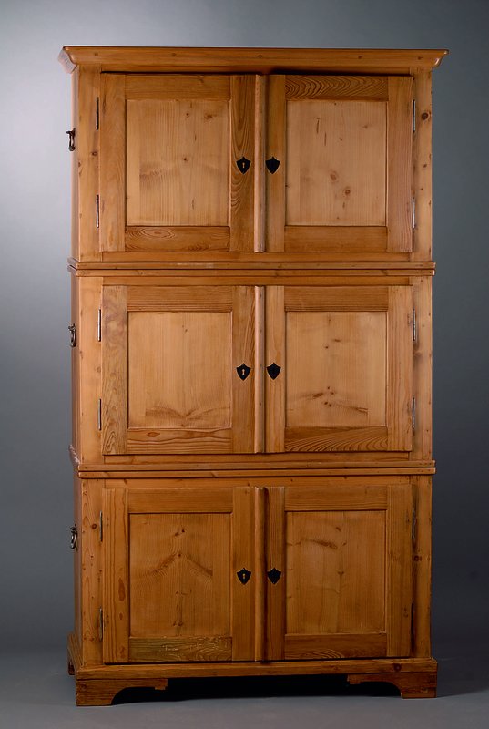 Brandschrank, deutsch, um 1900, Kiefer, 3 -teilig, je 2 Türen, Eisenbeschl., Türen m. einfach getreppten Inlets, abgerundete Ecken, schwundrissig, ...