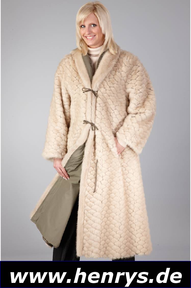 Nerzwendemantel, Gr. ca. 34/36, cremefarb. Nerzfelle rautenförmig verarbeitet, Wende- seite olivgrüner Trenchcoat, 2 seitl. Ein- schubtaschen, ...
