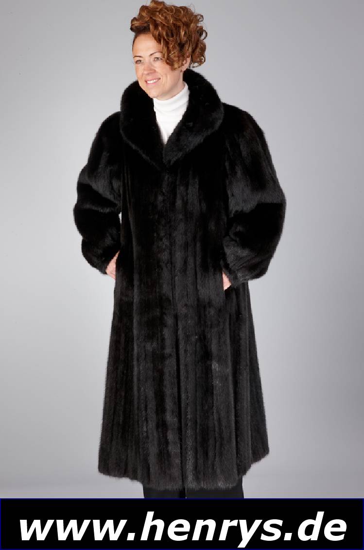 Nerzmantel, Gr. ca. 40, schwarze, ausge- lassene längsverarbeitet Felle, 2 seitl. Einschubtaschen, Innenfutter schwarz, Rückenl.ca. 123 cm, Gew. ...