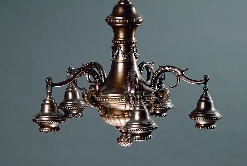 Großer Deckenleuchter, um 1920, Messing, patiniert, H. 85 cm, B. 63 cm