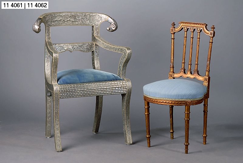 Stuhl, im Stil des Louis Seize von 1760, goldfarben gefaßt, Lehne repariert, reich geschnitzt, st. Gebr.-Sp., ca. 82x45x40 cm, Sh 43 cm