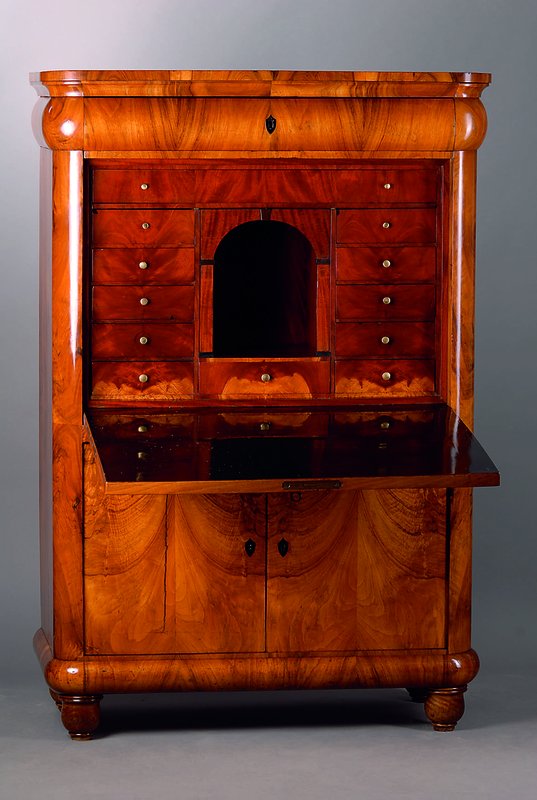 Sekretär, deutsch, um 1820/30, Nußbaum massiv, sehr schönes Furnierbild, 2-türig, 1 Klappe, 1 Kopfschublade, reiche Inneneinrichtung, Klappe ohne ...