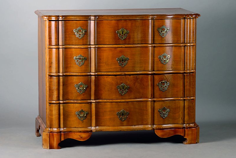Kommode, deutsch, um 1880/90, Eiche, 4 -schübig, Front geschweift, abgerundete Ecken, verzierte Beschl., Gebr.-Sp., ca. 100x122x62 cm