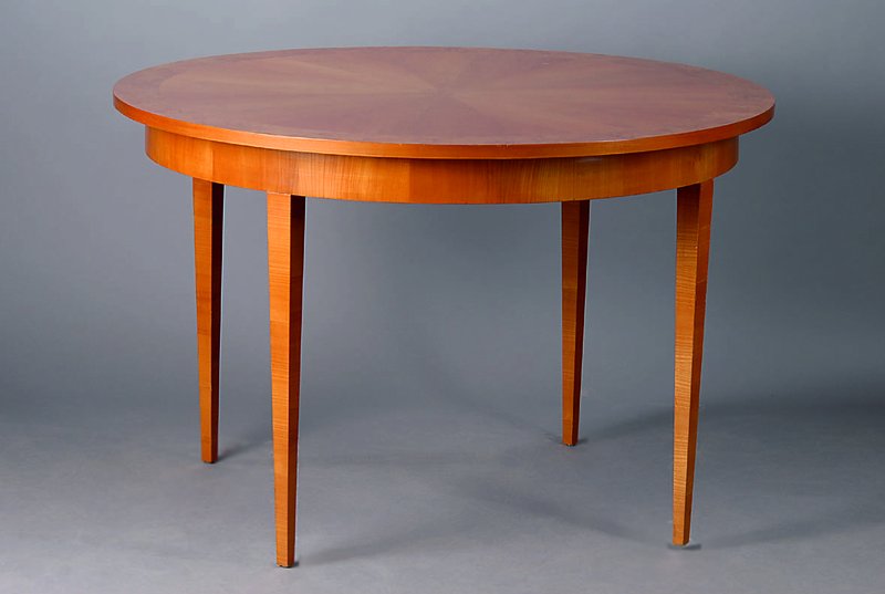 Tisch, deutsch, um 1950, Entwurf Prof Josef Tiedemann, Kirschbaum/Bergahorn, rund, Furnier16-fach gespiegelt, Gebr.-Sp., H. 73 cm, D. 112 cm