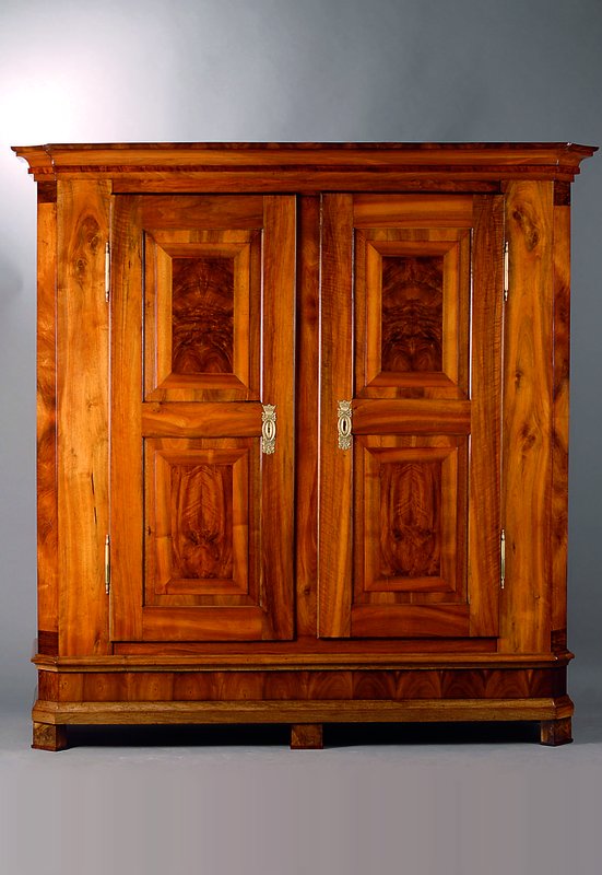 Dielenschrank, Baden, um 1820, Nußbaum, 2-türig, abgeflachte Ecken, orig. Inneneinrichtung, Front und Seiten kassettiert, sehr schönes ...