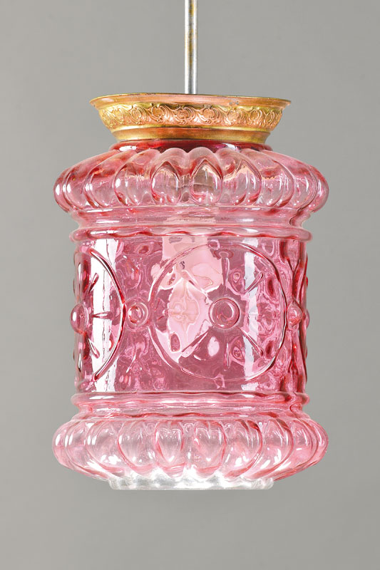 Deckenlampe, deutsch/Frankreich, um 1940, schlanker Stab mit zentraler und geprägter Messingmontur, runde Fassung mit rubinrotem in die Form ...