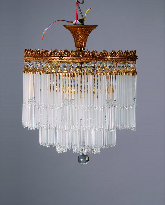 Mittelgrosser massiver Deckenlüster, Spanien, um 1925, feiner Ornamentik an massivem Bronze-Reif, daran, sowie an 2-fach gegliederter Ringhalterung ...