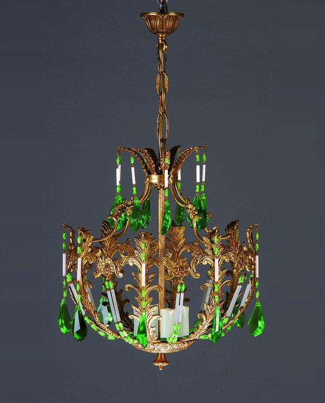 Kompakte Deckenlampe in Halbkugelform, Spanien, um 1925-30, massive Messing- Montur aus Blattwer in Palmwedelstruktur, 4-flammig, bestückt mit ...