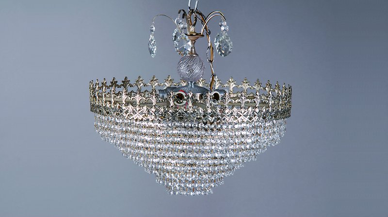 Grosser Prismenleuchter, klassiz. Stil, Weißbronze mit feinem Dekor, 8-stufig, mit üppigen Koppenbehang, 6 Brennstellen, Elektr. überholt, ...