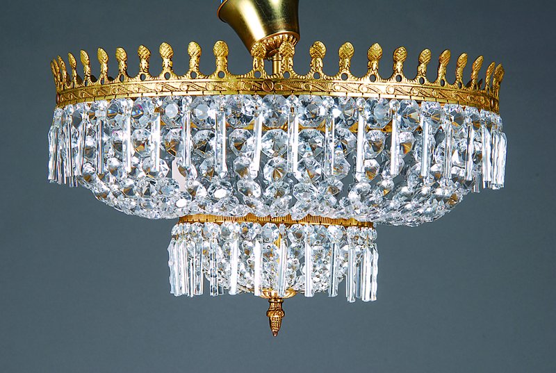 Massiver Deckenlüster, Spanien, Louis- Seize-Stil der 20-30er J., variierender Aufbau, korbförmig angeordnete umfangreiche Prismenstränge, ...