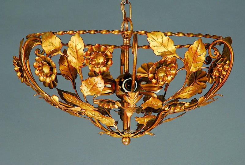Formschöne Deckenlampe, mit floralem Rankwerk, appliziertes korbartiges Gestell, im Innern 3 Leuchtquellen, umrandet von Tulpen, orig. funktionell ...