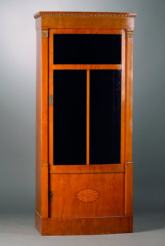 Vitrine, wohl Stuttgart, um 1905/10, Kirschbaum, 2-türig, obere Tür verglast und versprosst, teils goldfarbene Abschlüsse, teils berieben, schwarz ...