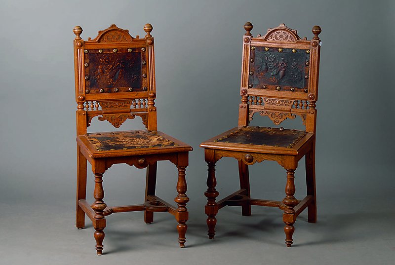 6 Stühle, deutsch, um 1880/90, Eiche, reich gedrechselt ud geschnitzt, alter Lederbezug m.floralem Dekor, Nagelverz., Zierteile teils besch., st. ...