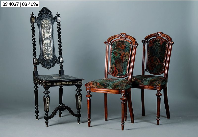 2 Stühle, deutsch, um 1880/90, Nußbaum, gedrechselte Beine, Bezug sek., Rücken versprosst, Gebr.-Sp., ca. 103x50x44 cm, Sh. 52 cm