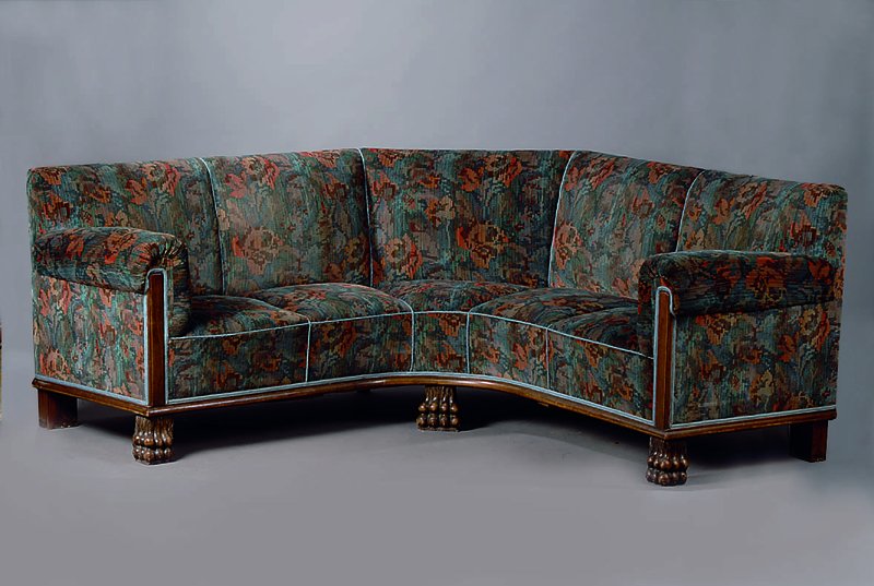 Ecksofa, deutsch, 30er Jahre, Nußbaum, Tatzenfüße, Fadenintarsien, Bezug sek., selten, st. Gebr.-Sp., ca. 93 cm, Sh. 47 cm