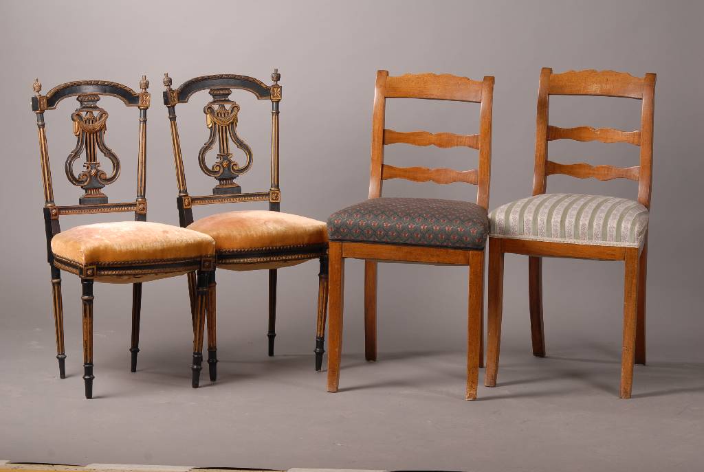 Zwei Ablegestühle, Frankreich, um 1880, nach Louis-Seize-Vorbild, Holz schwarz und goldfarben gefasst, reich geschnitzt, st. Gebr.-Sp., ca. 88x43x41 ...