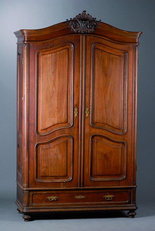 Paar Kleiderschränke, Österreich, um 1900, Nußbaum, je 2-türig, eine Schublade, Kopf m. Voluten und Akanthusblattschnitzerei, teils besch., ...