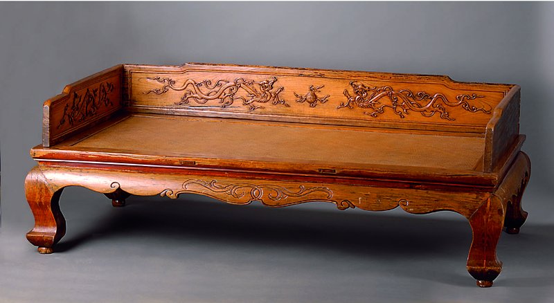 Detail a: Thronbett/Opiumliege, China, um 1900 oder älter, wohl Kastanienholz massiv, reiche Schnitzereien, st. Gebr.-Sp., ca. 78x225 x130 cm, Liegefläche ...