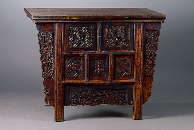 Gewürzschrank/Ahnenschrank, China, um 1900, WH, 2 Schubladen, Front m. reichem floralem dekor, schwundrissig, st. Gebr.-Sp., ca. 85x105x73cm