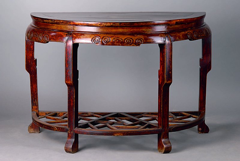 Wandkonsole/Ahnentisch, China, um 1900/20, Volutendekor, untere Ablegefläche in Durchbrucharbeit, Platte fleckig, st. Gebr.-Sp., ca. 84x123x62 cm