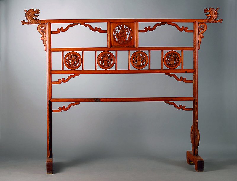 Ständer, China, um 1920/30, Zirbelkiefer wohl für ein Glockenspiel, reich verziert, Gebr.-Sp., ca. 168x210x58 cm