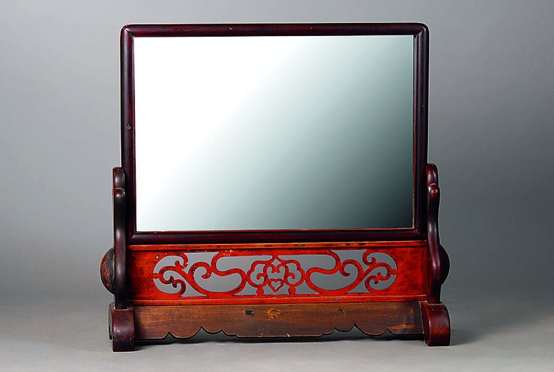 Tischspiegel für eine Dame, China, ca. 30 Jahre alt, Schnitzerei in Durchbrcharbeit kippbarer Spiegel, Gebr.-Sp., ca. 76x82x25 cm