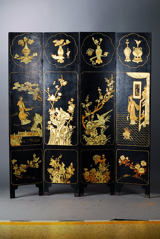 Paravant, China, um 1900, schwarz gefasst, reiche bunte Malerei, Schwarzlack stärker krakeliert, st. Gebr.-Sp., H. ca. 183 cm, 4 Teile, 1 Teil ca. ...