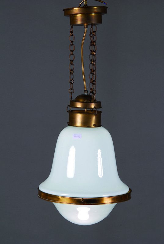 Große Deckenlampe, deutsch, um 1910/15, große Nähe zum Modell Luzette von Peter Behrens, glockenförmiger Milchglasschirm und farbloser gewölbter ...