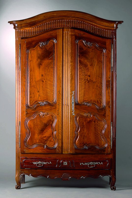 Schrank, Frankreich, um 1750, Nußbaum, auf Rahmen gearb., 2-türig, 1 Fußschublade, Zarge geschweift, Inlets geschweift u. getreppt, Mittelstück ...
