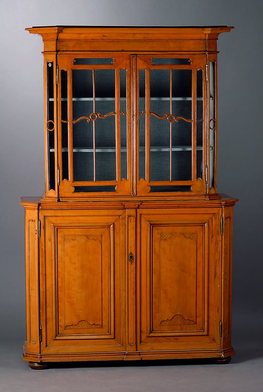 Vitrine, deutsch, um 1770/80, Birnbaum, Unterteil 2-türig, Oberteil 2-türig, verglast u. versprosst, abgeflachte Ecken, sparsame ...