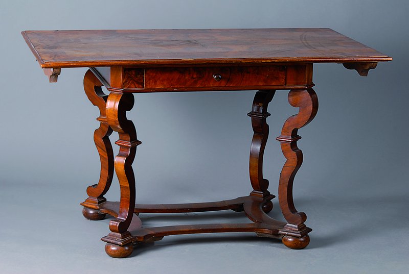 Tisch, deutsch, um 1760, Platte um 1870, Nußbaum/Wurzelnußfurnier, Fuß und Zarge geschweift, Kugelfüße, st. Gebr.-Sp., schwundrissig, alt ...