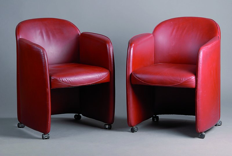 2 Sessel, deutsch, 70er Jahre, rotes Leder, Rollen, st. Gebr.-Sp., ca. 80x65x70 cm, Sh. 47cm
