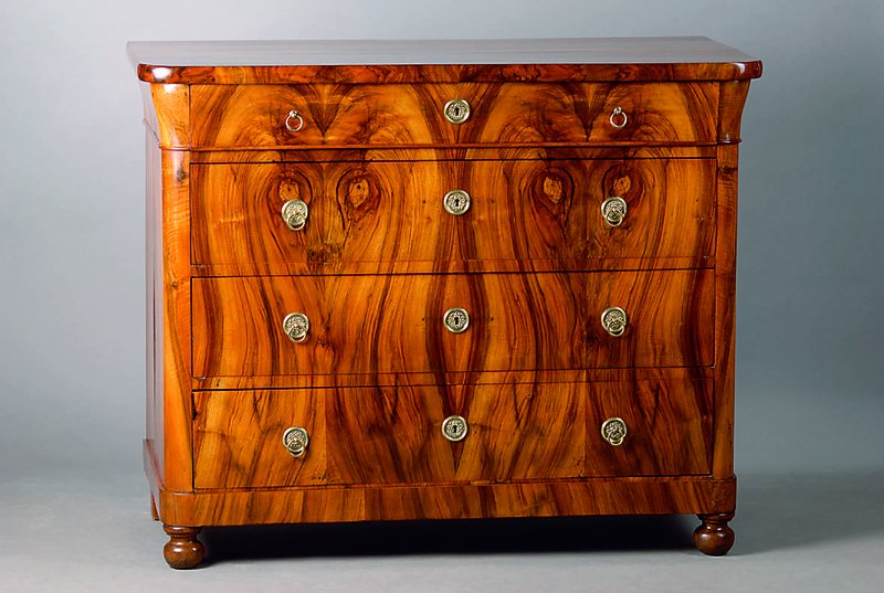Kommode, deutsch, um 1850, Nußbaum, 4-schübig, sehr schönes Furnierbild, abgerundete Ecken, nur obere Schublade mit Schlüssel, ca. 100x123x61 cm
