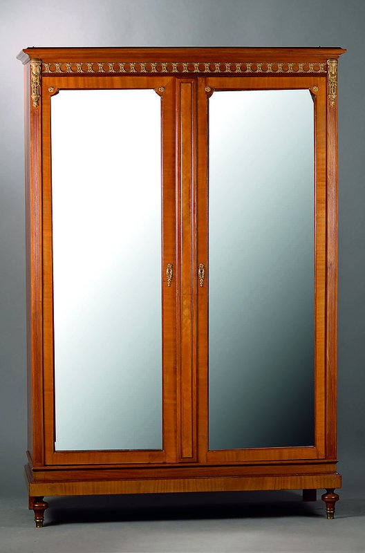 Spiegelschrank, Frankreich, um 1900, helles Mahagoni, 2-türig, feuervergoldete Bronzeappliken, facett. Spiegelglas, Gebr.-Sp., ca. 218x148x60 cm