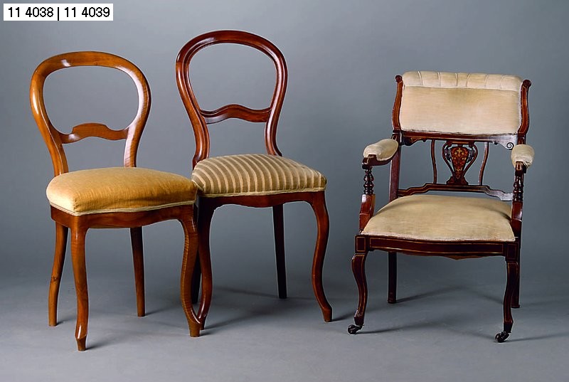 Paar Armlehnstühle, England, um 1860, Mahagoni, viktorianischer Stil, Rücken versprosst, intarsiert, l. geschweift, Frontfüße m. Rollen st. ...