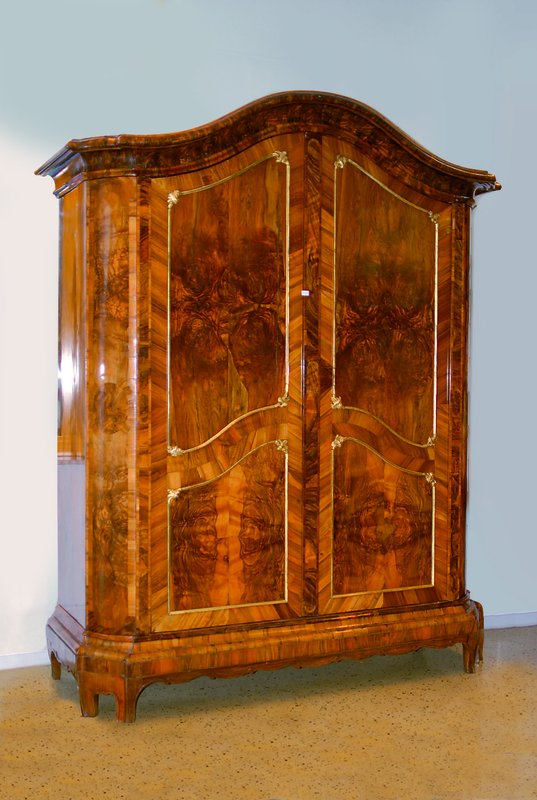 Schrank, süddeutsch/Österreich, um 1760, Korpus WH, Wurzelnußfurnier gespiegelt verlegt, 2-türig, Bandintarsien, aufgesetzte Zierleisten, diese ...