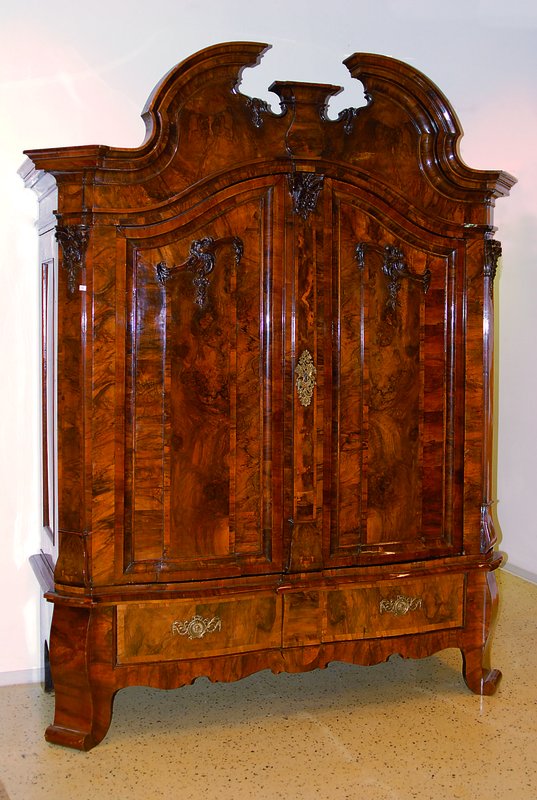 Giebelschrank, Schleswig-Holstein, um 1730/40 , Korpus Eiche und Weichholz, Wurzelnußfurnier gespiegelt, abgeschrägte Ecken, hochgezogene ...